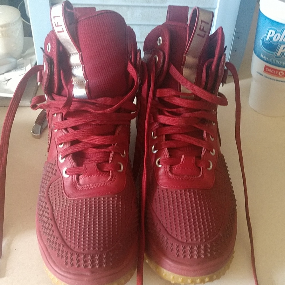 Nike airforce hi tops!beautiful maroon color!